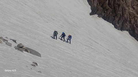 گزارش صعود قله تخت سلیمان از مسیر یخچال شمالی فرود از یخچال پاتخت ۱۴۰۳/۴/۱۵هر هفته یک برنامه «شماره ۱۰۹۳»